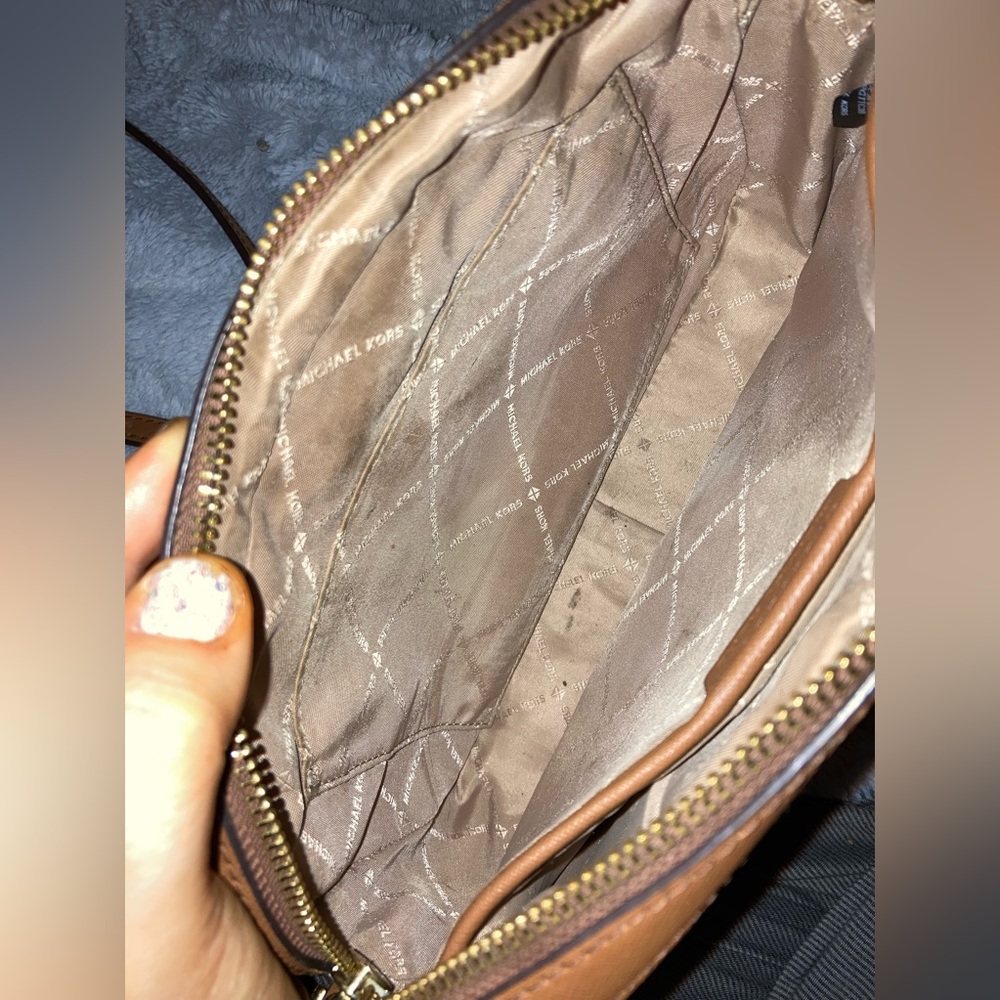 I’m selling my Michael Kors Jet Set Large Crossbody! - Picture 5 of 8